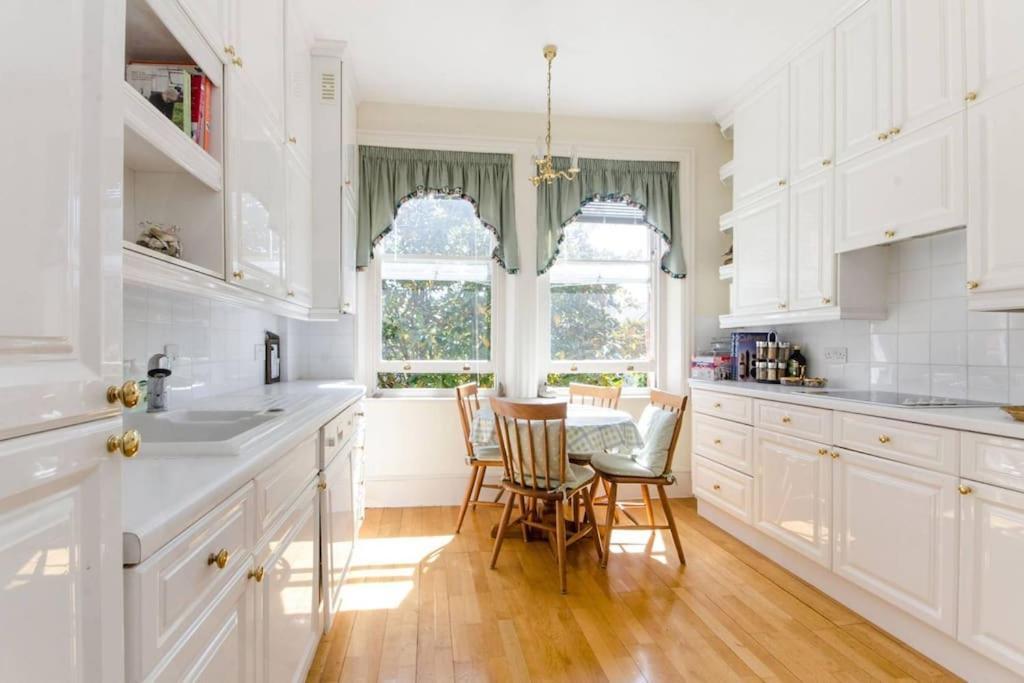 Large 3 Bed Flat In Central Wimbledon Лондон Экстерьер фото