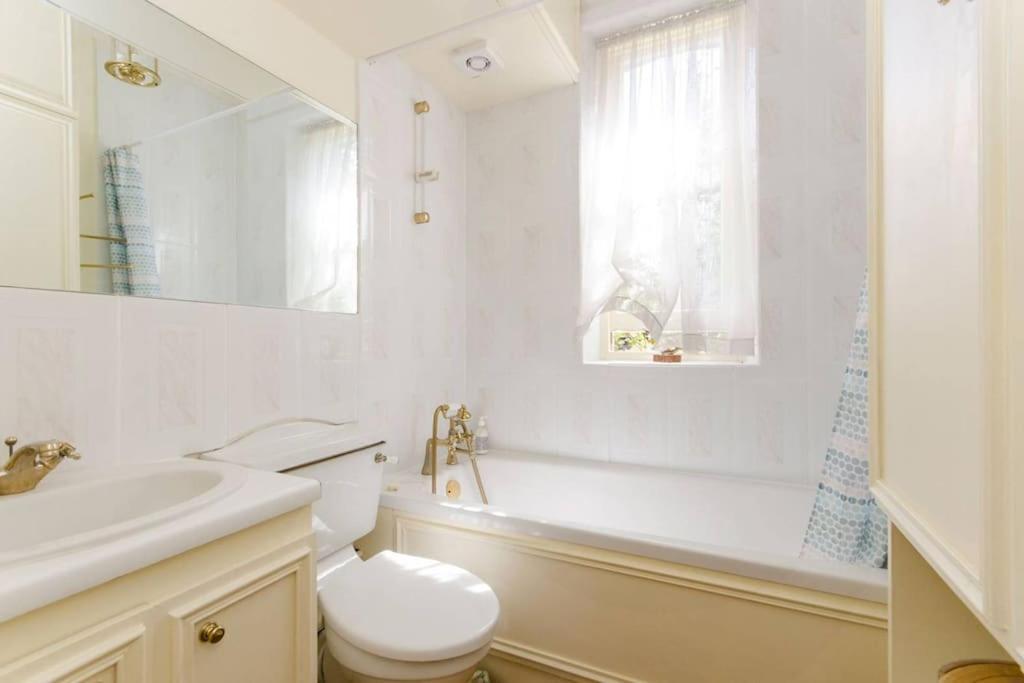 Large 3 Bed Flat In Central Wimbledon Лондон Экстерьер фото