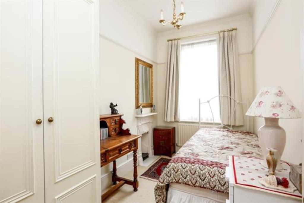 Large 3 Bed Flat In Central Wimbledon Лондон Экстерьер фото