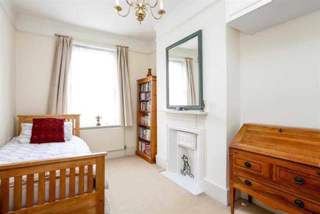 Large 3 Bed Flat In Central Wimbledon Лондон Экстерьер фото